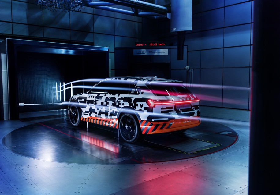 Серійний Audi e-tron першим у світі отримав віртуальні дзеркала - Фото 1