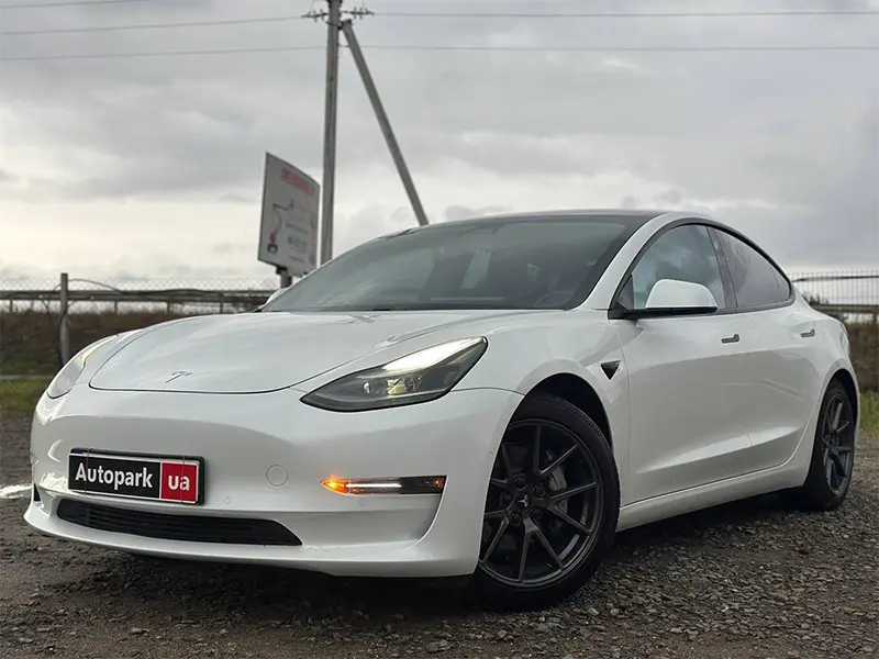 Tesla Model 3 фото